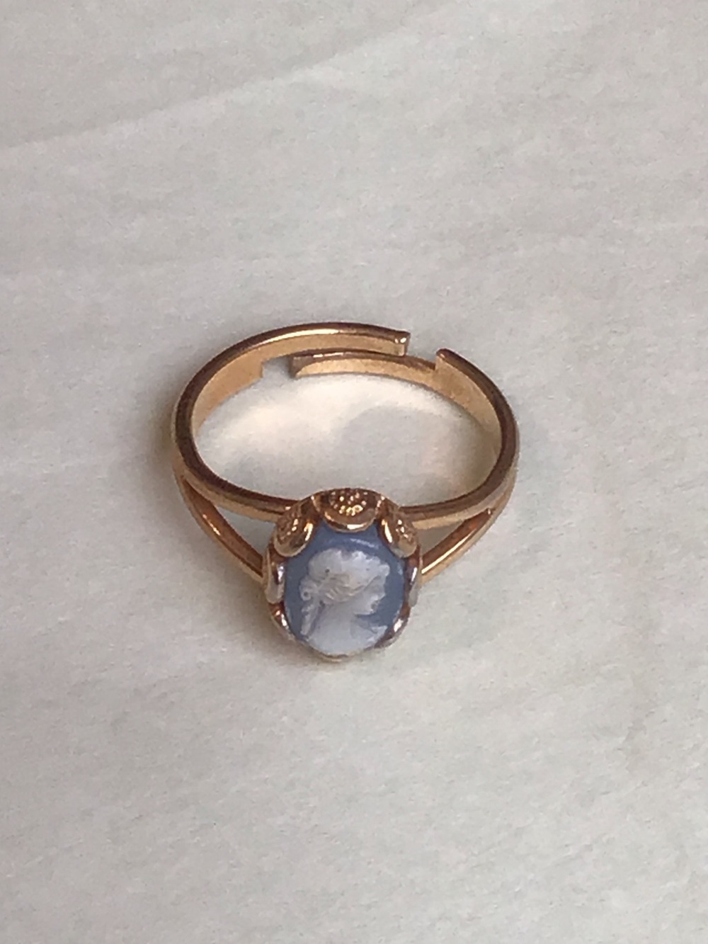 Vintage Avon Victorian Cameo Silhouette Ring, Gold-toned Blue/White, adjustable - Picture 4 of 10